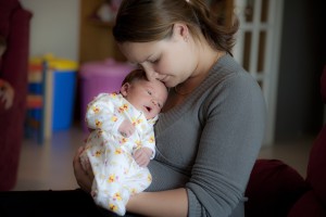 mother-and-small-baby-1290405_1920